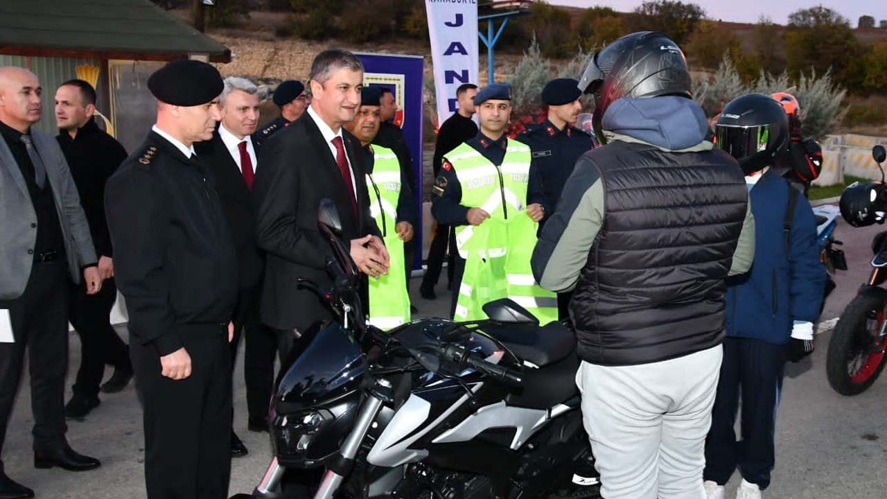 Karabük’te “Yelek Giy Görünür Ol” kampanyası bünyesinde motorlu bisiklet, motosiklet, bisiklet ve elektrikli bisiklet kullanıcılarına reflektif yelek dağıtımı yapıldı.