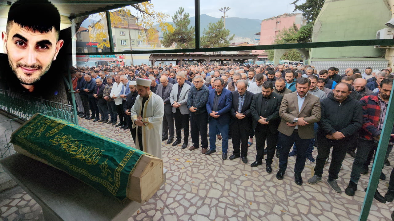 Karabük’te alkollü sürücü idaresindeki minibüsün park halindeki kamyona çarpması sonucu hayatını kaybeden Mehmet Telli toprağa verildi.