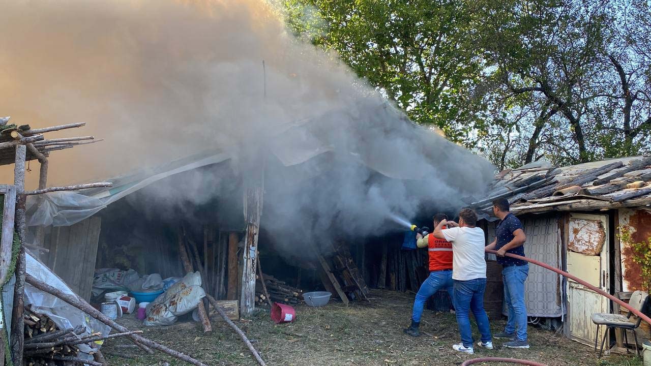 Karabük’ün Ovacık ilçesindeki metruk bina, ahır ve samanlık yangınlarının faili olan bekçi çıkarıldığı mahkemece tutuklandı.