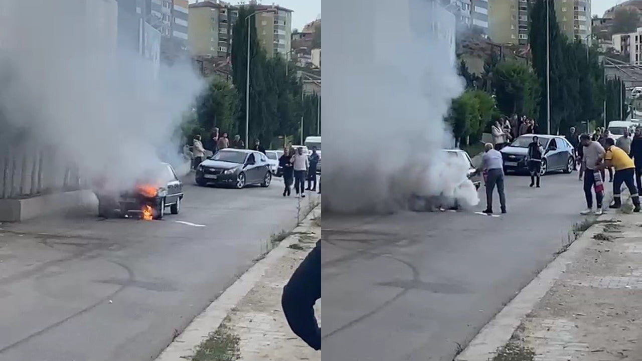 Karabük'te park halindeyken alev alan otomobilde maddi hasar oluşurken, o anlar cep telefonu kamerasıyla kaydedildi.