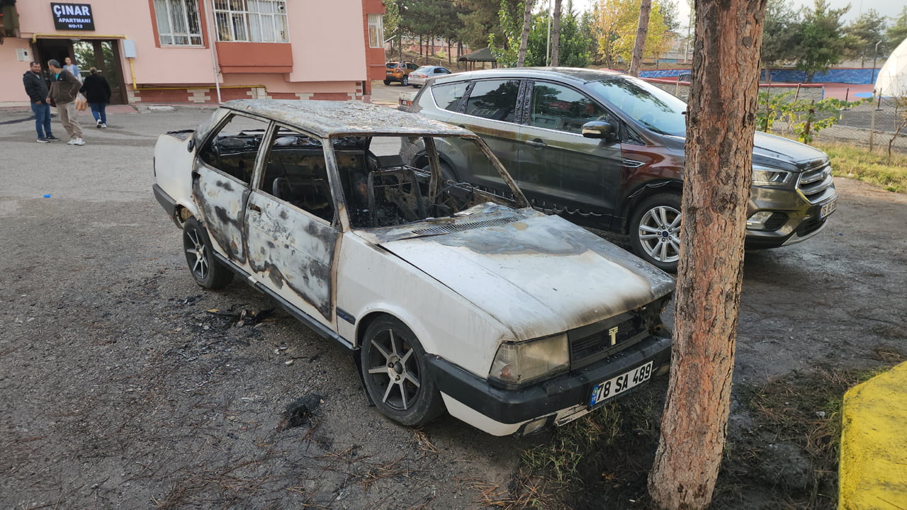 Karabük’te park halindeki bir otomobil sabaha karşı çıkan yangın sonrası alev topuna döndü. Yangında otomobil demir yığınına dönerken, yanında bulunan bir başka araç ise kısmen zarar gördü.