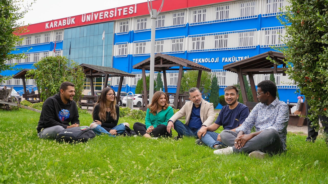 Karabük Üniversitesi (KBÜ) Rektörü Prof. Dr. Fatih Kırışık, 2023-2024 akademik yılının başlamasıyla birlikte öğrencilerle kampüste bir araya geldi.