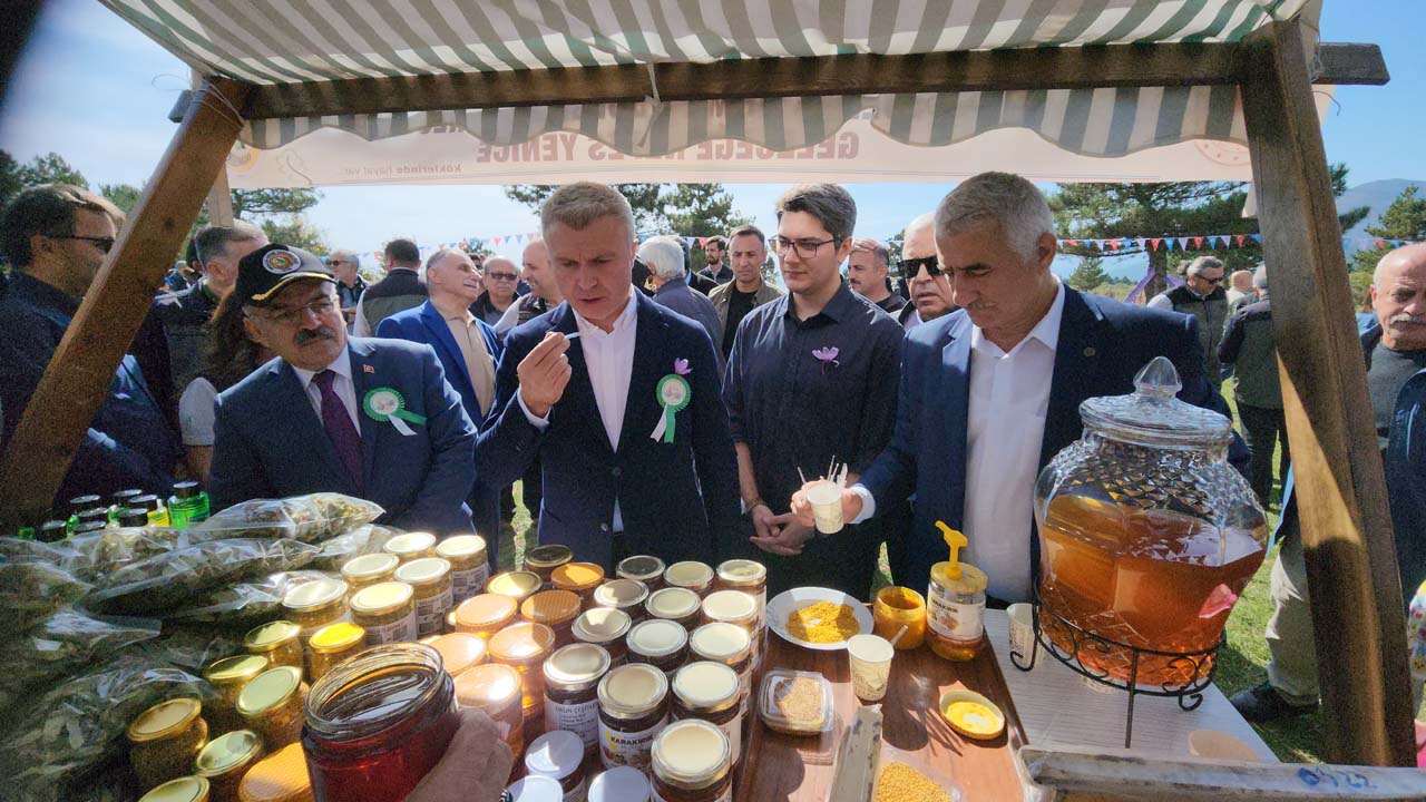 UNESCO Dünya Miras Listesi'nde yer alan Karabük'ün Safranbolu ilçesinde yapılan 7. Safran Festivali etkinliklerinin son gününde "Tıbbi ve Aromatik Bitkiler" bahçesi gezilerek elde edilen ürünler tanıtıldı.