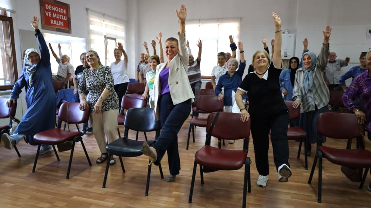 1 Ekim Dünya Yaşlılar Günü dolayısıyla Safranbolu Belediye Başkanı Elif Köse, Safranbolu Belediyesi Aktif Yaş Alma Merkezi'ndeki vatandaşlarla bir araya gelerek Dünya Yaşlılar Günü'nü kutladı.