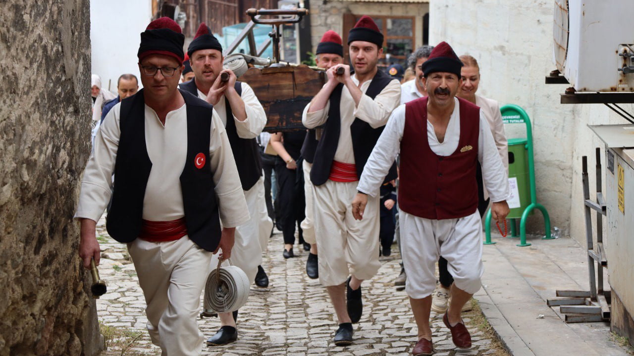 UNESCO Dünya Miras Listesi'nde yer alan Karabük'ün Safranbolu ilçesinde itfaiyeciler, tulumbacıların ilk kıyafetlerini giyerek yangın söndürme tatbikatı gerçekleştirdi.