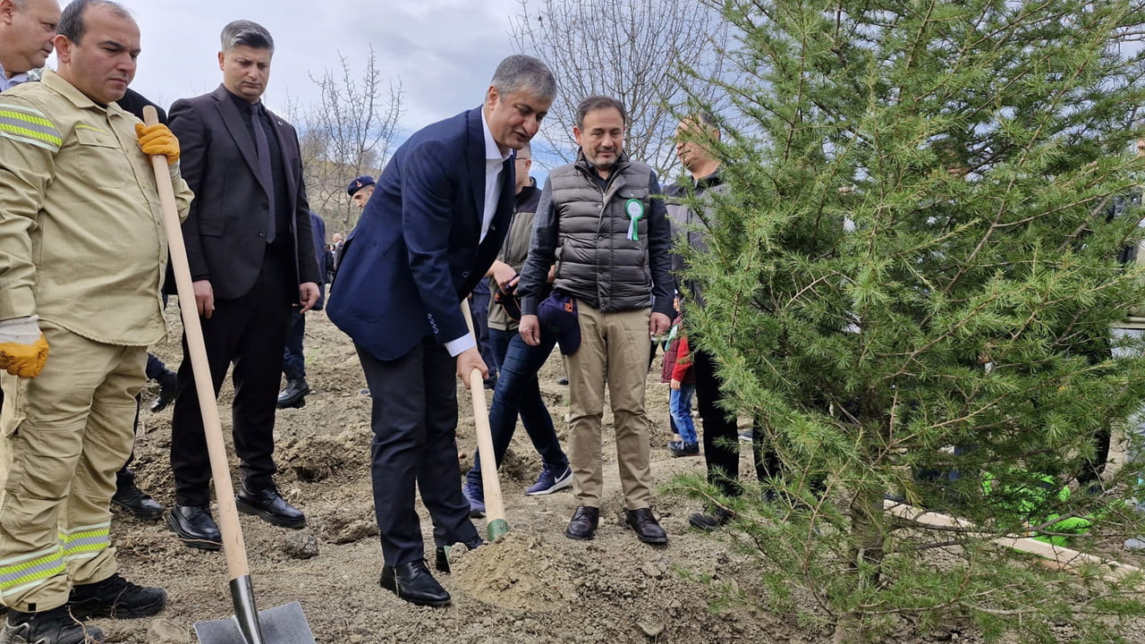 "Geleceğe Nefes Cumhuriyete Nefes" sloganıyla düzenlenen 11 Kasım Milli Ağaçlandırma Günü etkinlikleri çerçevesinde Karabük’te 41 noktada 52 bin 46 fidan dikimi yapıldı.