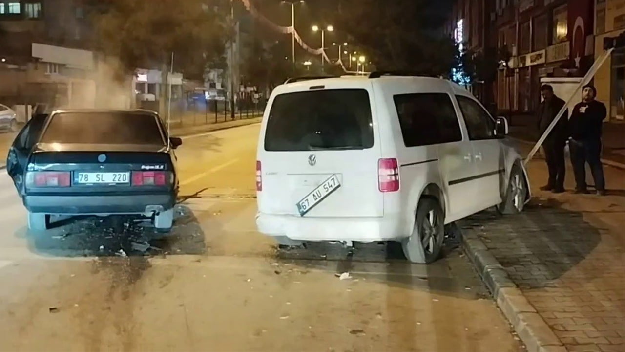 Karabük’te ‘Dur’ ihtarına uymayıp kaçarken park halindeki hafif ticari araca çarpan otomobilin güvenlik kamerası görüntüsü ortaya çıktı.