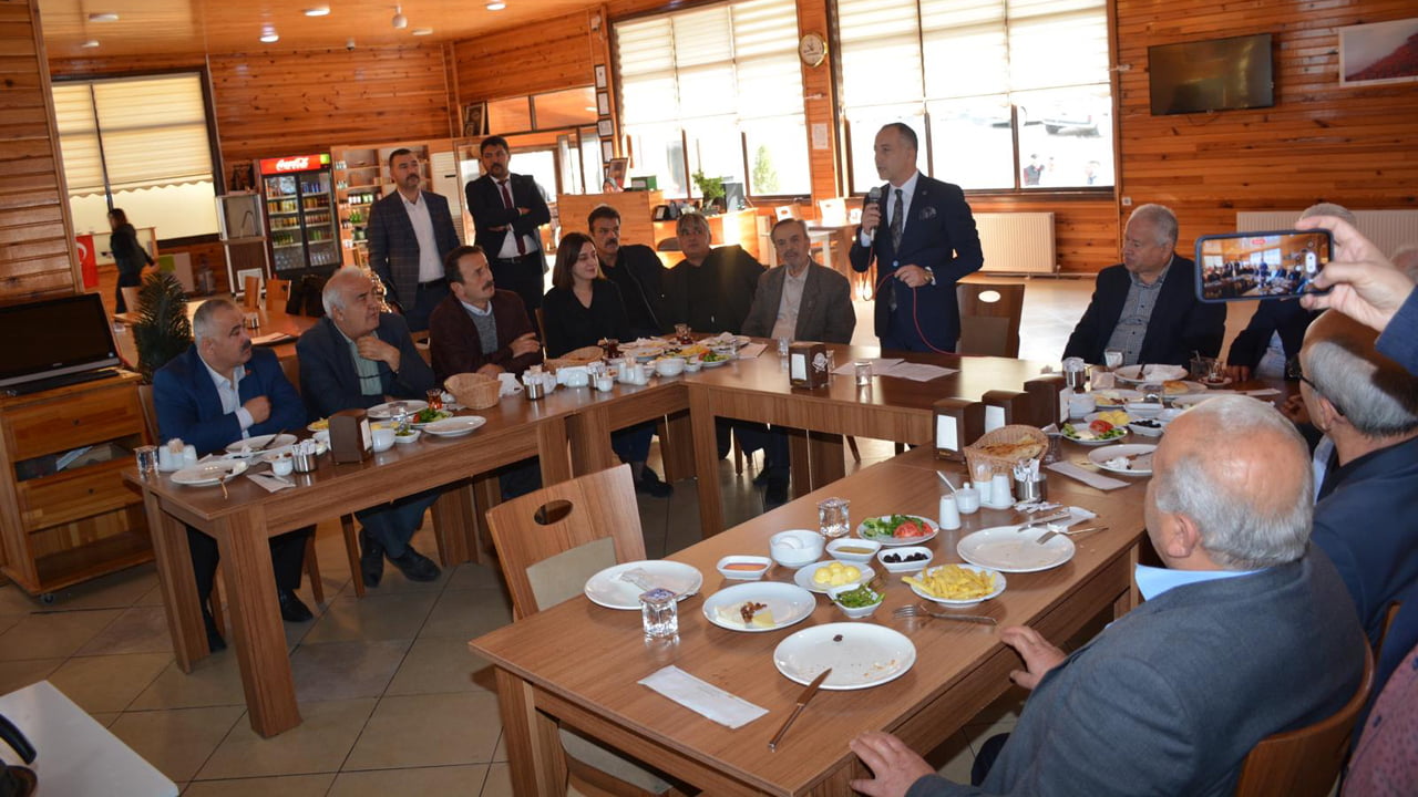 MHP Yenice İlçe teşkilatının düzenlemiş olduğu kahvaltı organizasyonuna katılım sağlayan MHP Karabük İl Başkanı Cenk Gedikoğlu, muhtarlar ve kooperatif başkanlarıyla bir araya geldi.