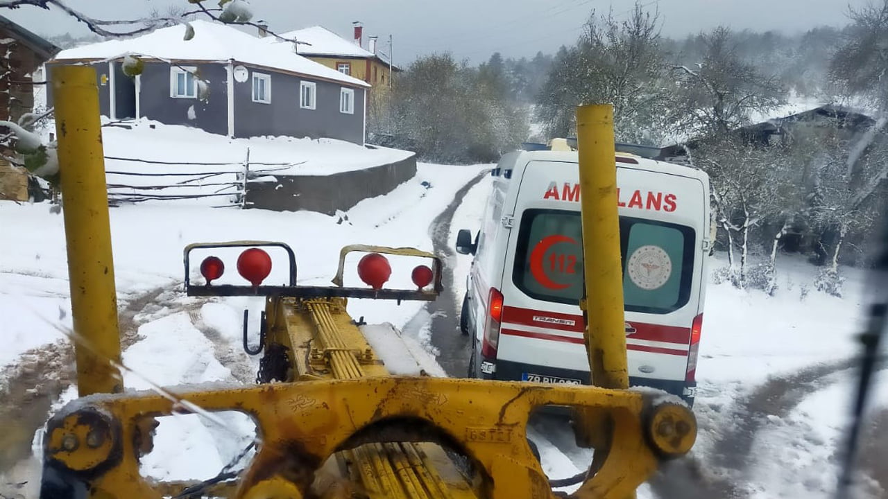 Karabük'ün Eflani ilçesinde hasta almaya giden ambulans, yoğun kar yağışı nedeniyle kapanan köy yolunda mahsur kaldı. İl Özel İdaresi ekiplerinin yolu açması ile ambulans hastaya ulaştı.