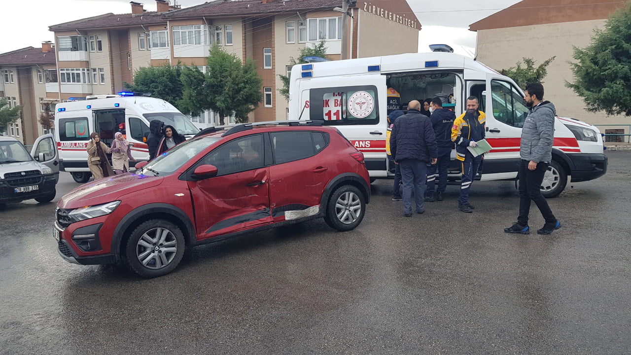 Karabük’te iki otomobilin çarpışması sonucu meydana gelen kazada 3 kişi yaralandı.