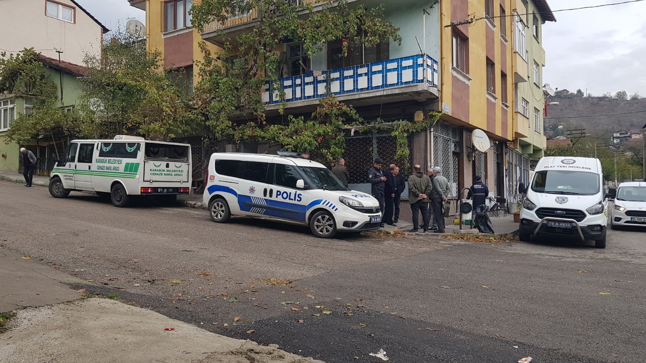 Karabük'te kendisinden haber alınamayan işçi emeklisi yalnız kaldığı evinde ölü bulundu.