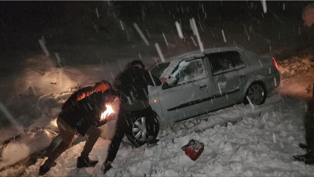 Karabük'te yüksek kesimlerde etkili olan kar yağışı nedeniyle birçok araç yolda kalırken, yol kenarındaki kanala düşen otomobili polis, jandarma ve vatandaşlar kurtardı.