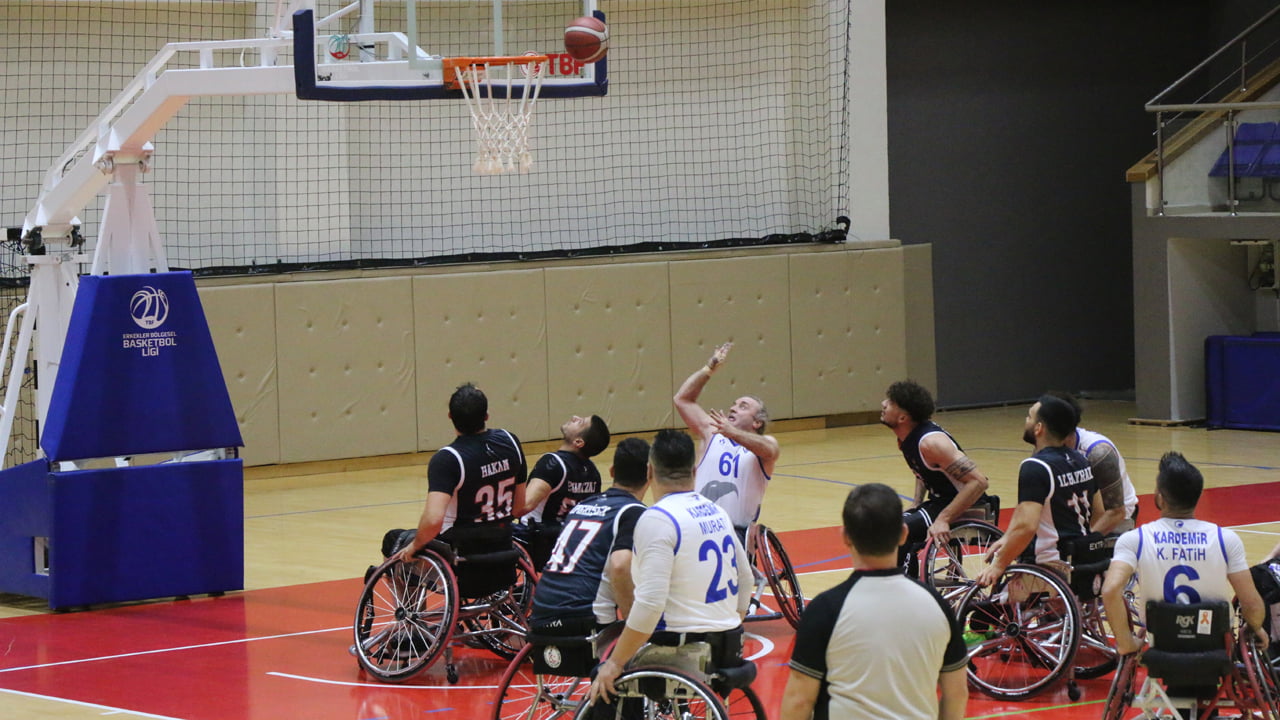 Karabük Demir Kartal Gençlik ve Spor Kulübü, Tekerlekli Sandalye Basketbol Süper Ligi'nini 2. haftasında evinde İzmir Büyükşehir Belediyesi Spor Kulübü'ne 62-67' lik skorla kaybetti.