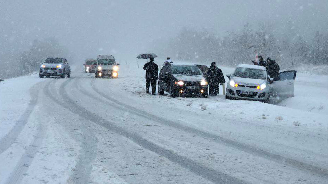 Karabük-Bartın karayolunda maddi hasarlı trafik kazalar yaşandı, bazı araçlar yolda kaldı