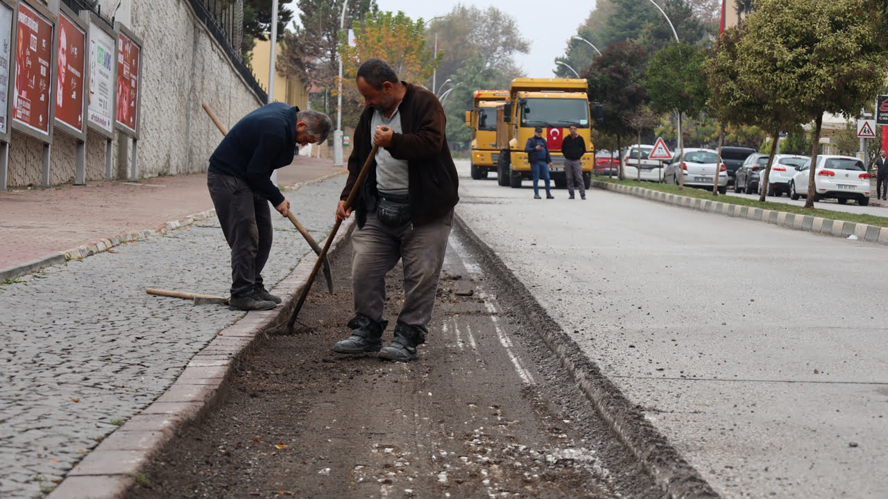 Safranbolu Belediyesi Fen İşleri Müdürlüğü Yol Bakım ve Onarım Şefliği tarafından Yeni Mahalle Sadri Artunç Caddesi üzerinde deforme olan 560 metre uzunluğundaki asfalt yol yenileniyor.