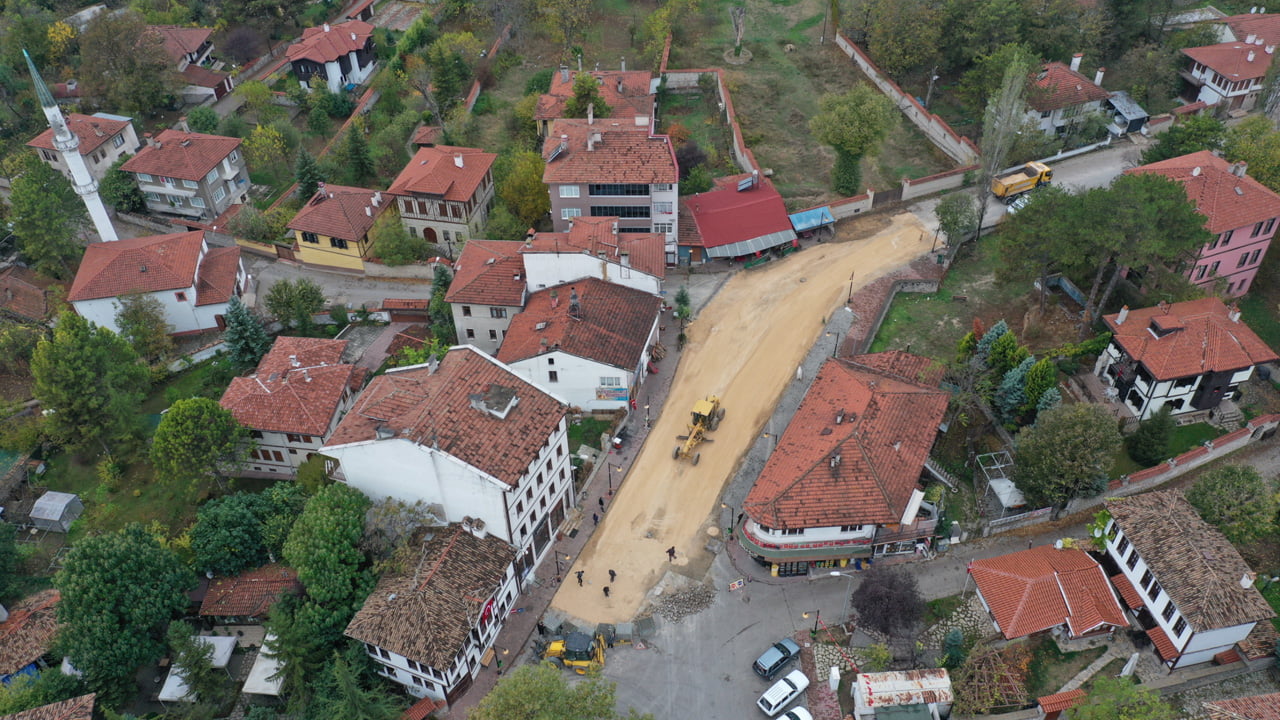 Safranbolu Belediyesi Fen İşleri Müdürlüğü Yol Bakım ve Onarım Şefliği, Safranbolu’da deforme yolları yenilemeye tüm hızıyla devam ediyor.