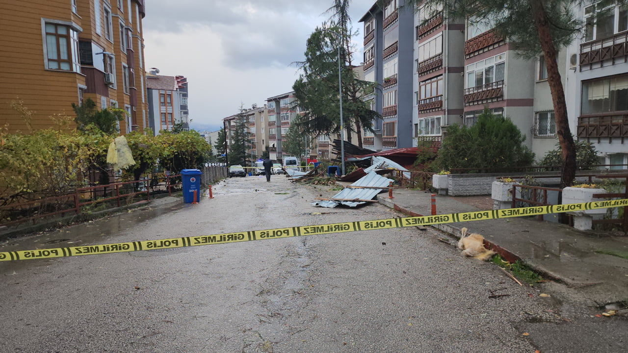 Karabük'te etkili olan şiddetli rüzgar ve fırtına apartmanların çatılarını uçururken, elektrik direklerini de yıktı.