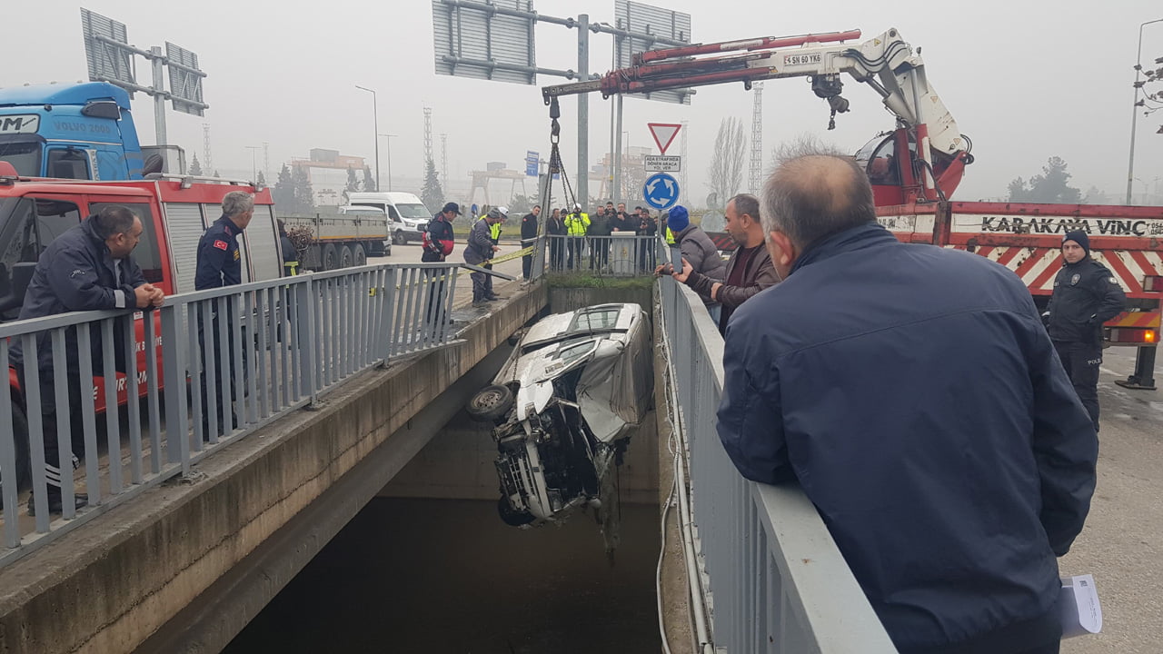 Karabük’te sürücüsünün kontrolünden çıkan ve korkulukları kırıp Araç Çayı’na düşen minibüs vinç yardımıyla çıkarıldı.