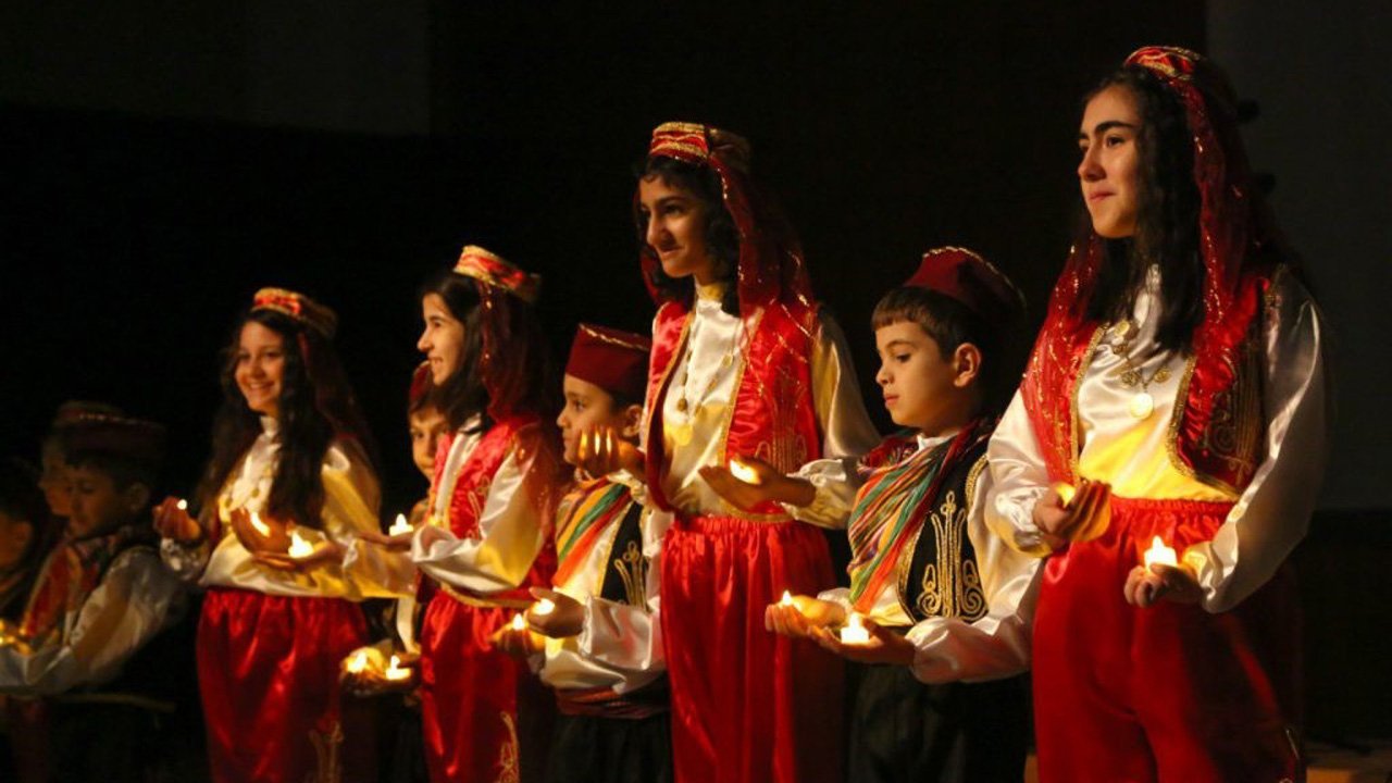 Engelli bireylerden oluşan koro ve folklor ekibinin sergilediği “Engelli Korosu ve Engelliler Folklor Gösterisi” davetlilerden büyük beğeni topladı.