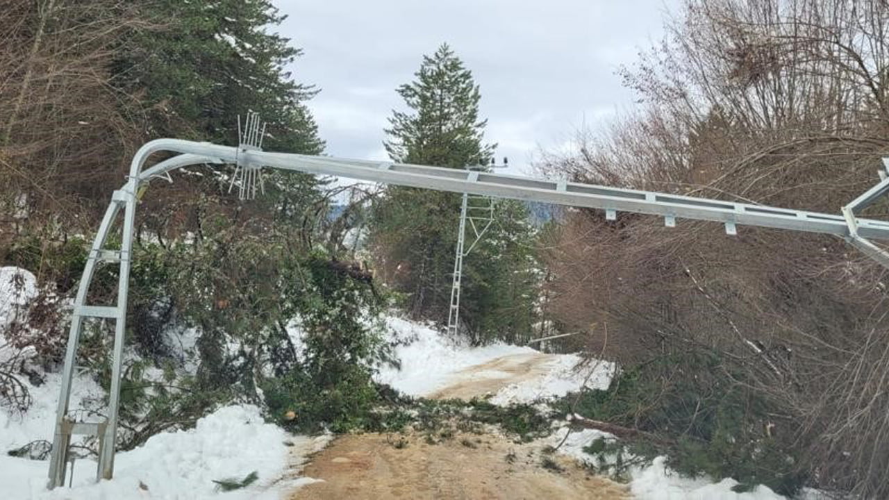 Karabük'ün Eflani ilçesinde fırtına nedeniyle elektrik direklerinin devrilmesi sonucu köylerde enerji kesintisi yaşandı.