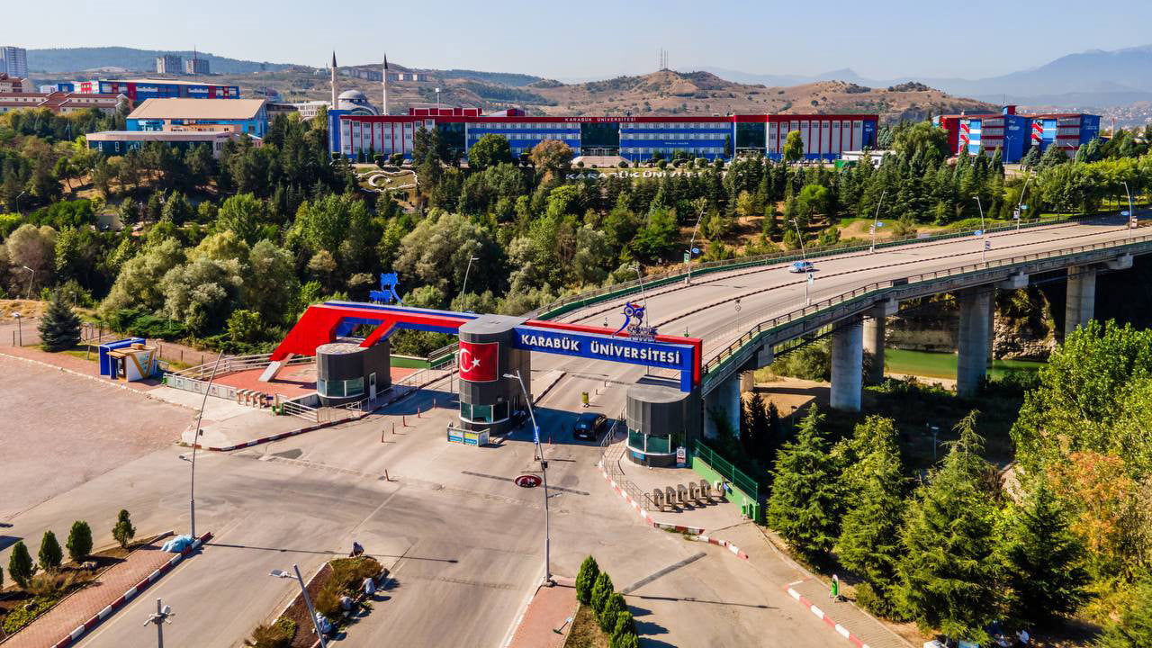 Karabük Üniversitesi (KBÜ), Yükseköğretim Kurulu'nun (YÖK) Türkiye'deki 208 üniversiteyi 74 farklı göstergeye göre değerlendirdiği "Üniversite İzleme ve Değerlendirme Genel Raporu'nda "Eğitim ve Öğretim", "Uluslararasılaşma", "Sürdürülebilirlik" ve "Araştırma-Geliştirme, Proje ve Yayın" kategorilerinde ilk 5’e girmeyi başardı.