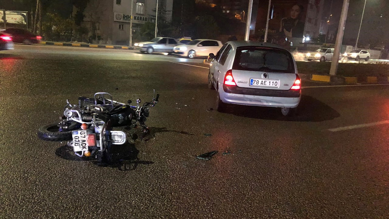 Karabük'te motosiklet ile otomobilin çarpışması sonucu bir kişi yaralandı.