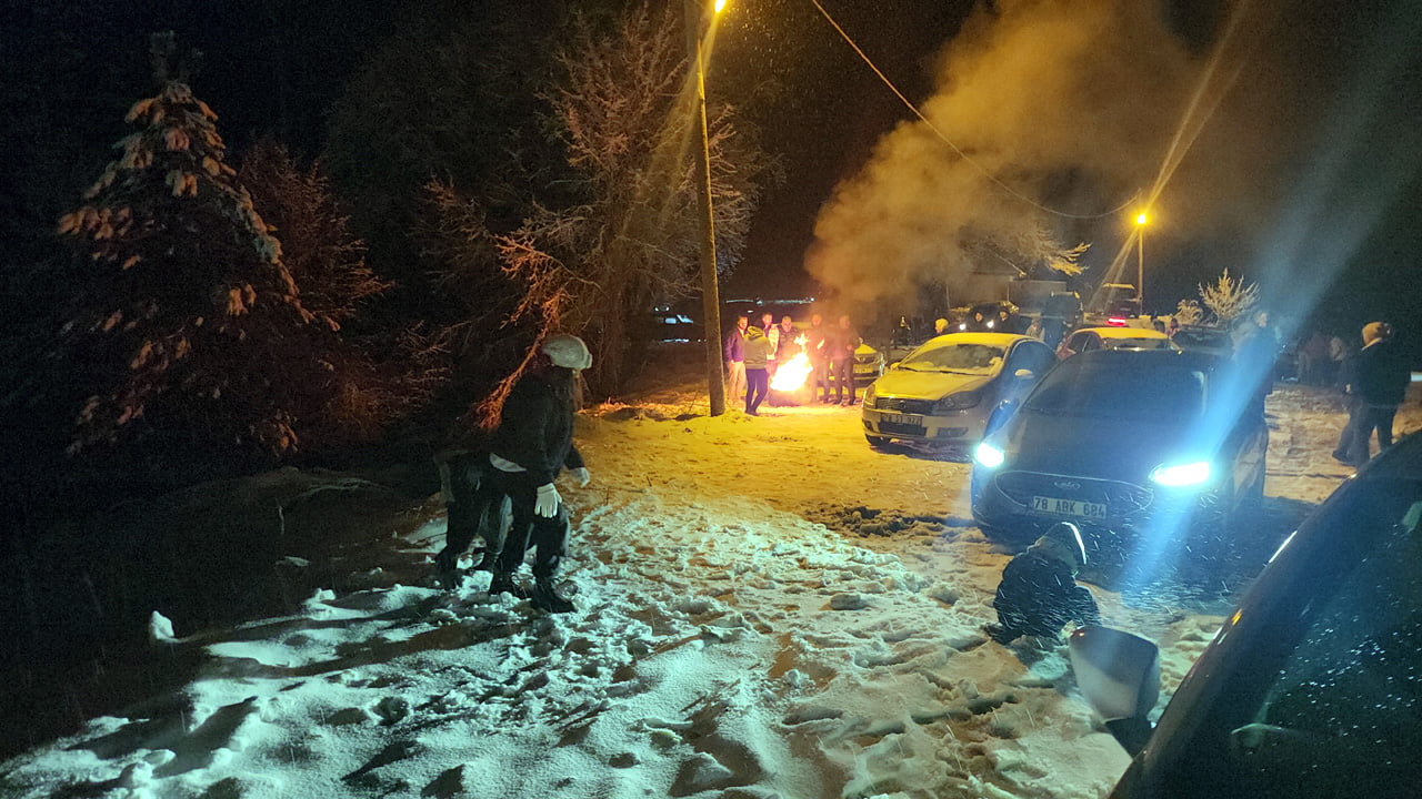 Karabük'te yüksek kesimlerinde kar yağışı etkisini artırdı. Ekipleri olumsuzluklara karşı tuzlama ve küreme çalışmalarını sürdürüyor.