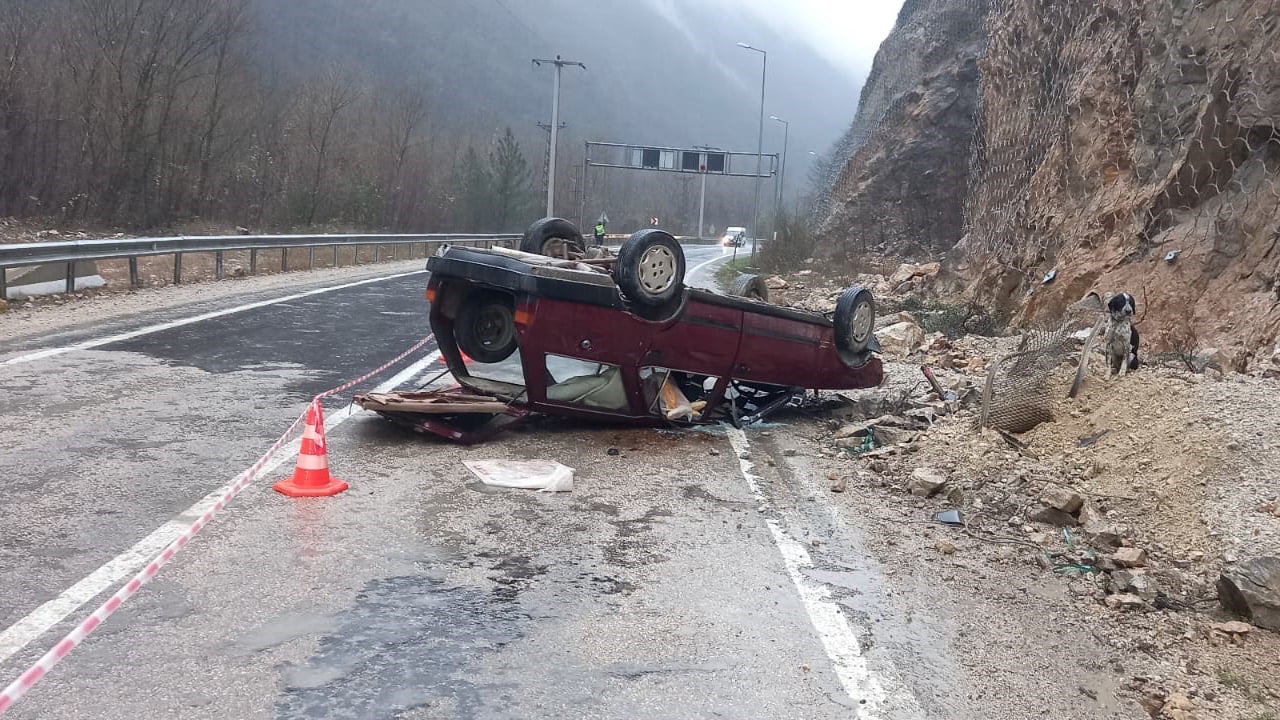 Karabük'te kayganlaşan yolda sürücüsünün kontrolünden çıkan kamyonetin takla attığı kazada 1 kişi yaralandı.