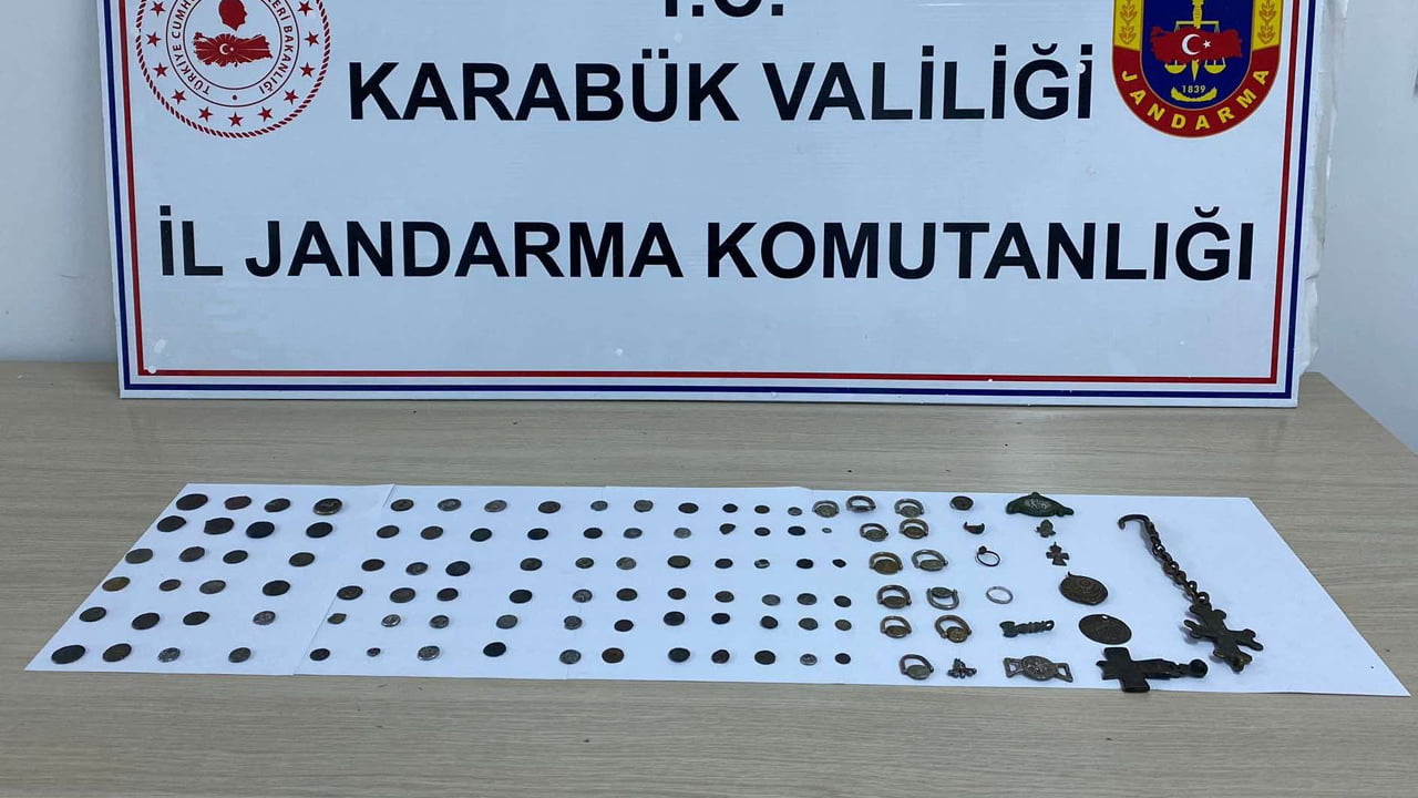 Karabük İl Jandarma Komutanlığının iki ayrı tarihi eser operasyonunda 9 kişi gözaltına altına alınırken, değeri milyonları bulan 205 sikke ve 26 adet değişik tarihi objeler ele geçirildi.