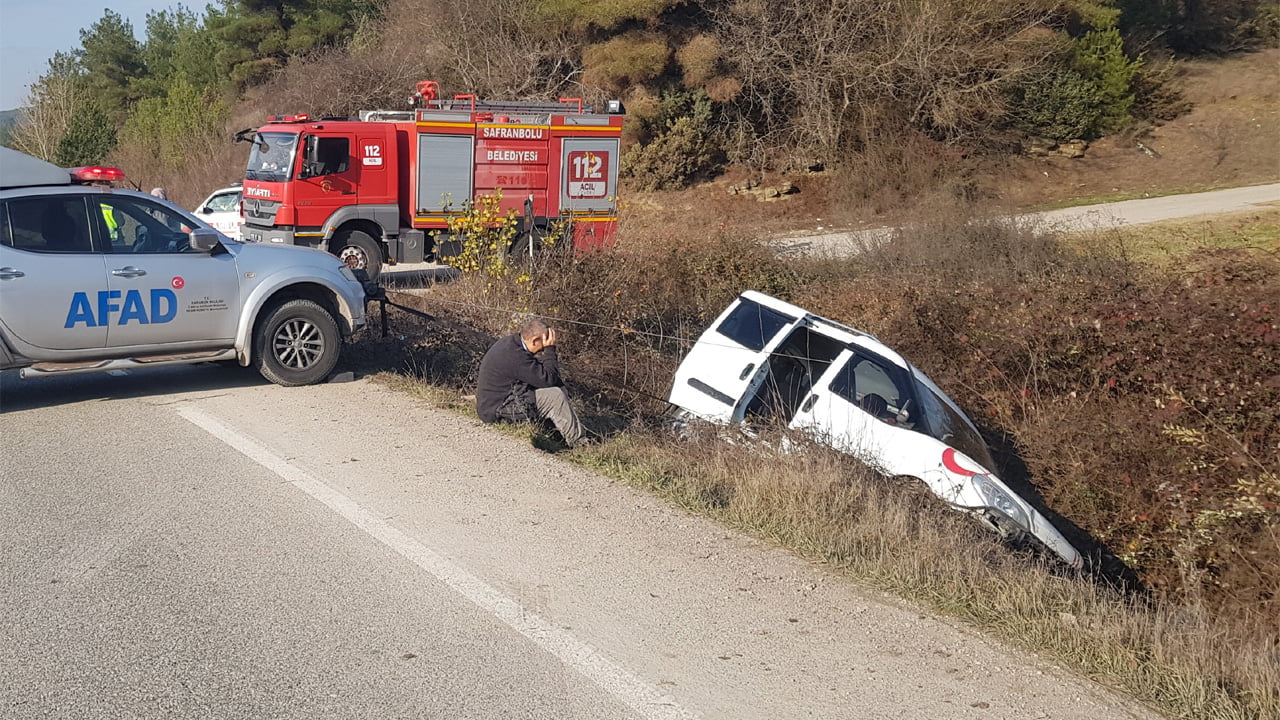 Karabük’te kontrolden çıkan hafif ticari araç şarampole uçtu: 1 ölü 2 yaralı