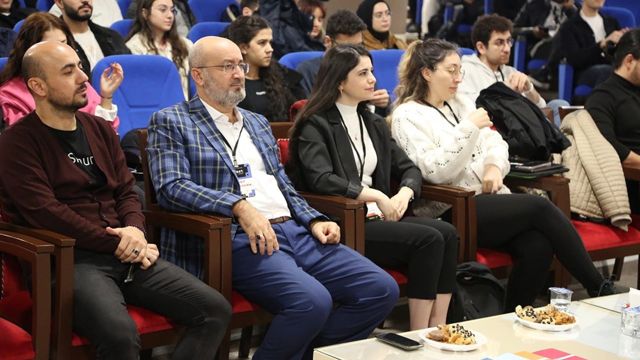 Karabük Üniversitesi (KBÜ) Savunma Teknolojileri Kulübü ve Google Develope Student Clubs Karabük ekibi tarafından düzenlenen "Devfest Karabük" adlı programda, bilişim sektörünün başarılı temsilcileri KBÜ öğrencileriyle buluştu.