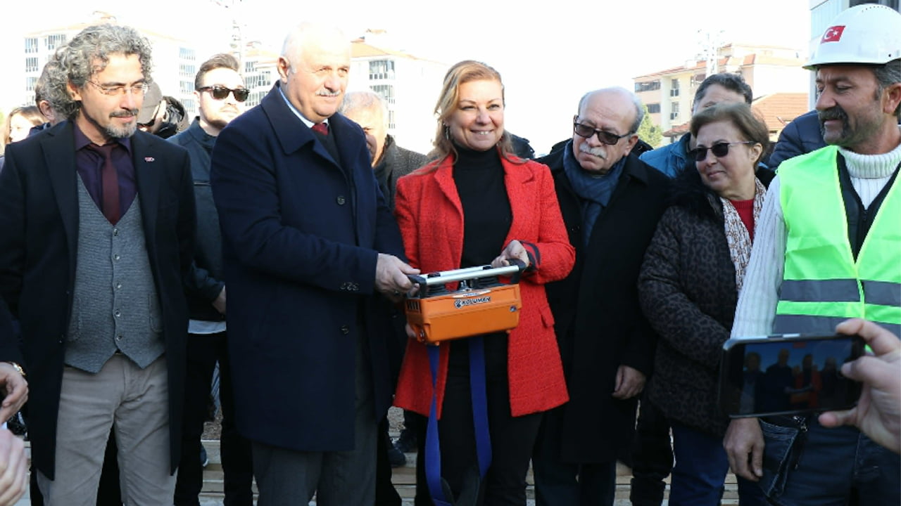 Safranbolu Belediye Başkanı Elif Köse ve hayırsever iş insanı Osman Yeşilyurt arasında imzalanan protokolün ardından gerçekleştirilen törenle Safranbolu Belediye Şirin-Fazlı Yeşilyurt Aktif Yaş Alma Merkezi’nin temelleri atıldı.