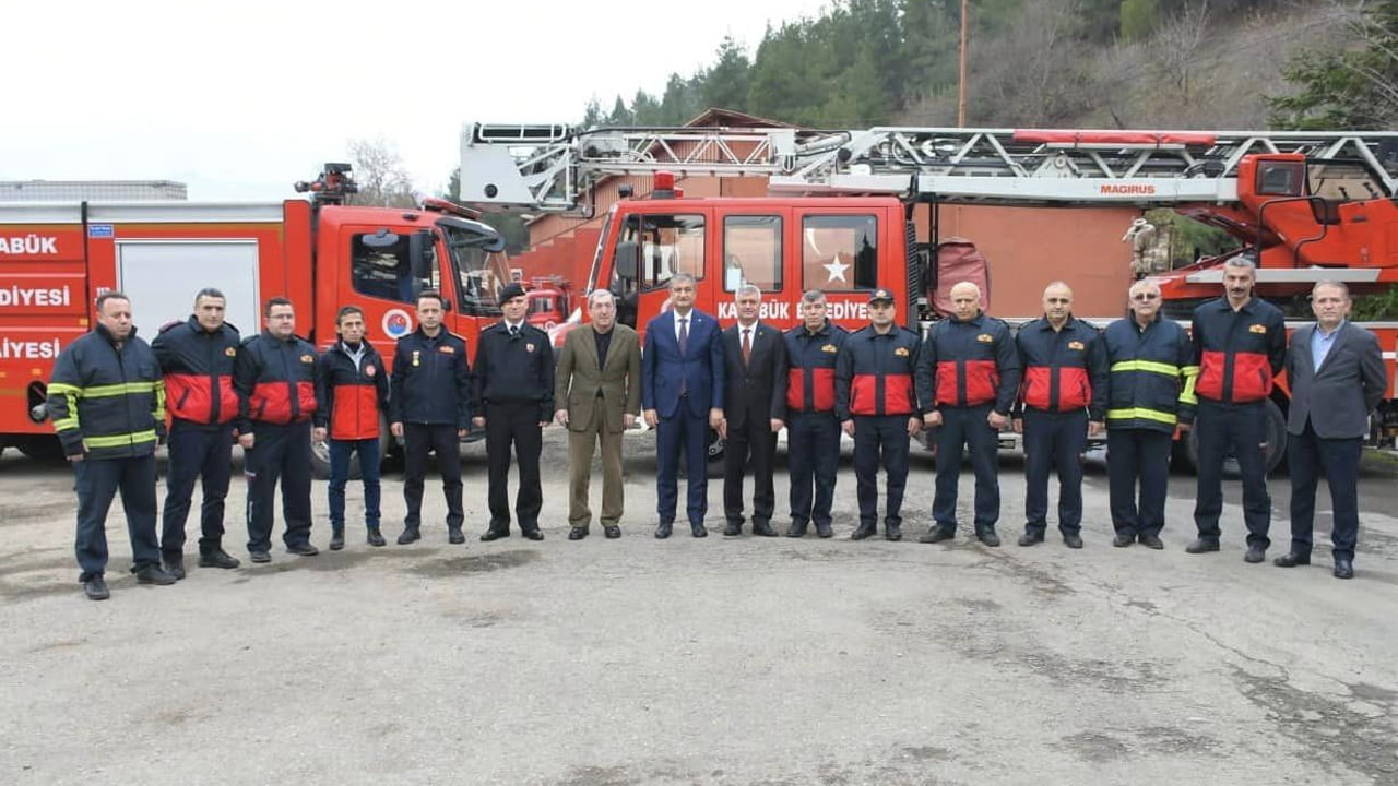 Vali Mustafa Yavuz, 2023 yılının son gününde görev başında olan Karabük Belediyesi İtfaiye Müdürlüğünü ziyaret etti.