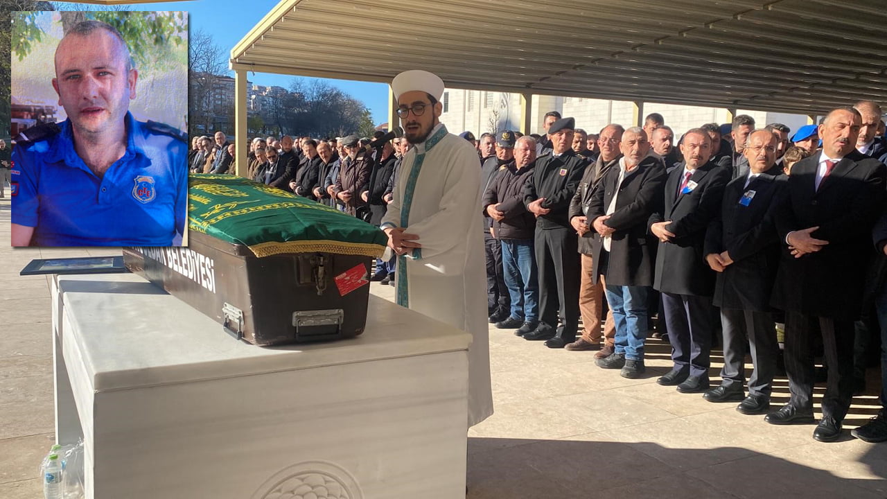 Karabük’ün Yenice ilçesinde arızalanan otomobiline bakmak için indiği sırada bir aracın çarpması sonucu ağır yaralanan infaz koruma memuru Semih Cansız, 35 günlük yaşam savaşını kaybetti. Cansız, memleketi Zonguldak'ta son yolculuğuna uğurlandı.