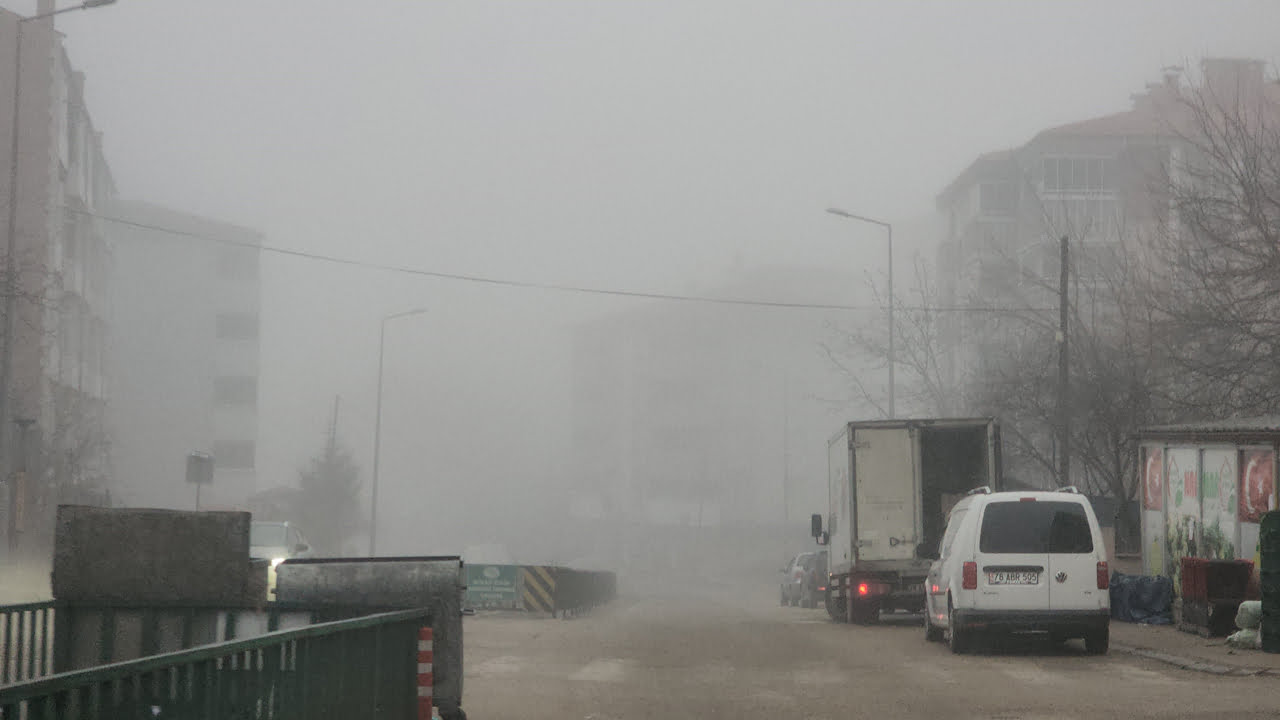 Karabük ve Safranbolu ilçesinde sabah saatlerinden itibaren etkili olan yoğun sis nedeniyle görüş mesafesi yer yer 20 metreye kadar düştü.