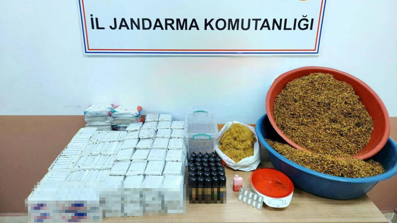 Karabük’ün Safranbolu ilçesinde jandarma ekiplerinin düzenlediği operasyonda 8 bin 700 adet içi doldurulmuş makaron ile 6 bin 600 gram tütün ele geçirildi.,