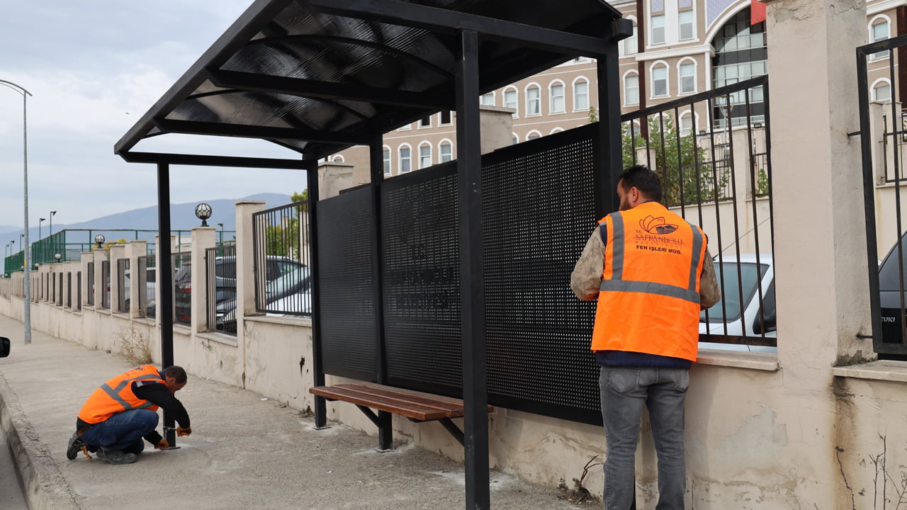 Safranbolu Belediyesi halka kaliteli, hızlı ve ekonomik hizmetler sunabilmek için otobüs duraklarını kendi atölyesinde kendi imkânlarıyla üretiyor.