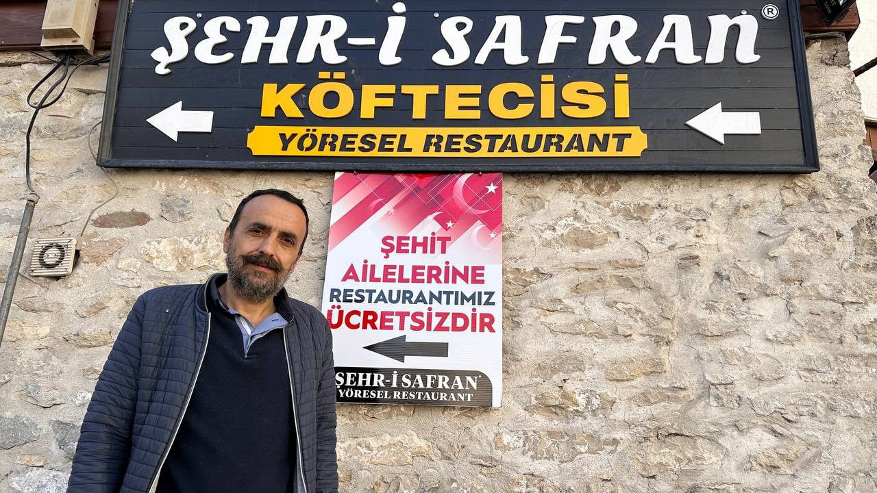 Karabük'ün Safranbolu ilçesinde bir restoranın sahibi Galip Benzek, şehit ailelerine ücretsiz hizmet veriyor.