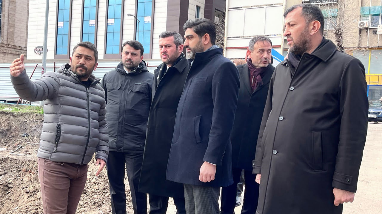 AK Parti Karabük Milletvekilleri Cem Şahin ve Ali Keskinkılıç ile İl Başkanı Ferhat Salt'ıda yanına alarak Millet Bahçesi İnşaat alanına gelen Karabük Belediye Başkan Adayı Özkan Çetinkaya, yüklenici firma yetkilerinden bilgiler aldı.