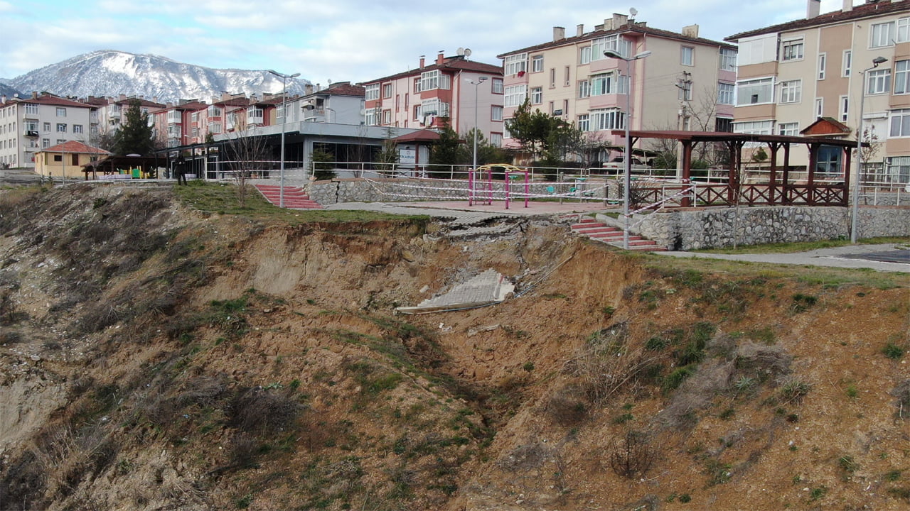 Karabük’te sağanak yağış sonrası çocuk parkında üçüncü kez meydana gelen heyelan nedeniyle parke taşlarla kaplı alan ve merdiven çökerken, istinat duvarında ise çatlaklar oluştu.