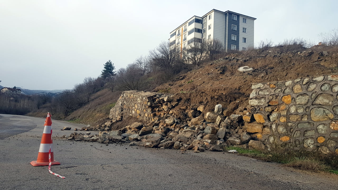 Karabük’te heyelan sonrası çekilen istinat duvarı etkili olan sağanak ve kar yağışı sonrası toprak kaymasına dayanamayarak çöktü.