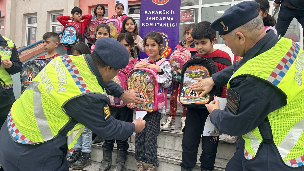 Karabük İl Jandarma Komutanlığı tarafından öğrencilere trafik eğitimi verildi.