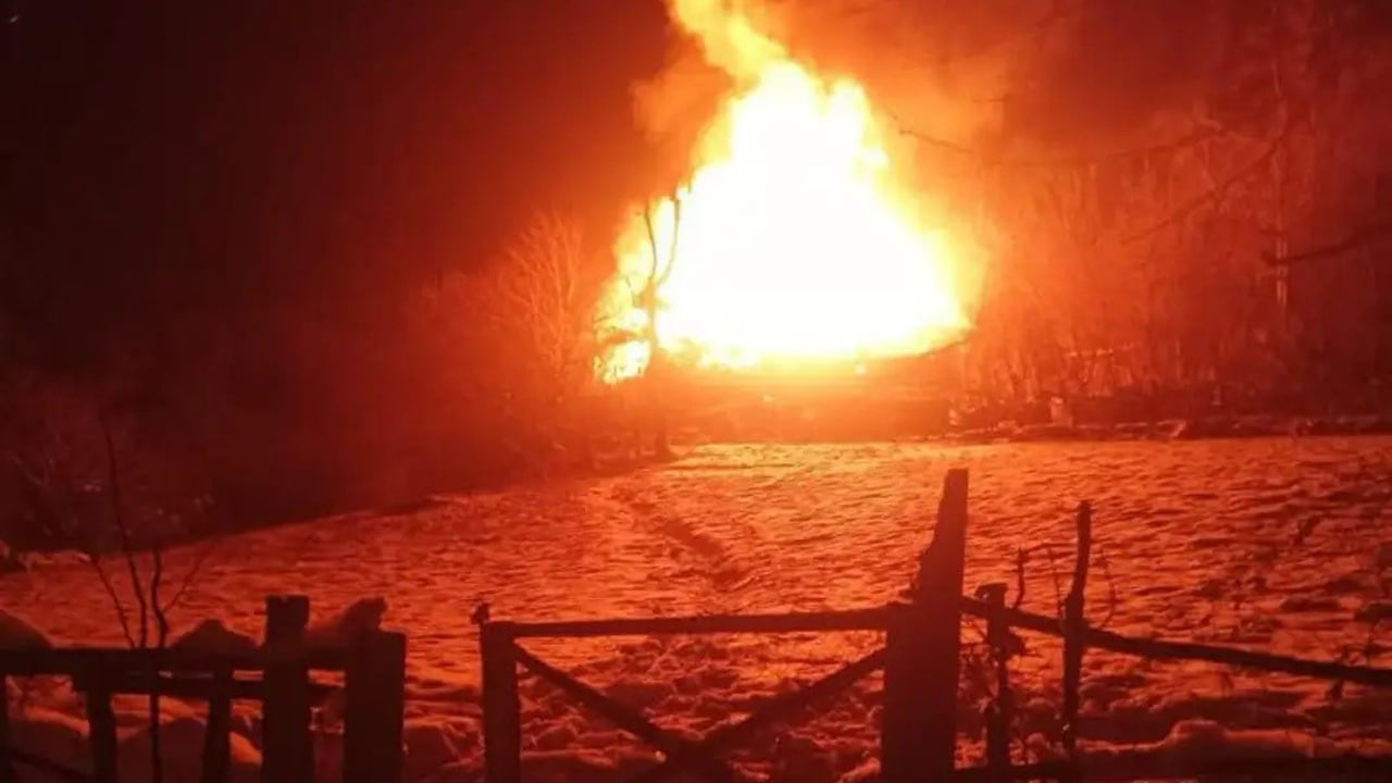 KARABÜK’TE AHŞAP EV ALEVLERE TESLİM OLDU