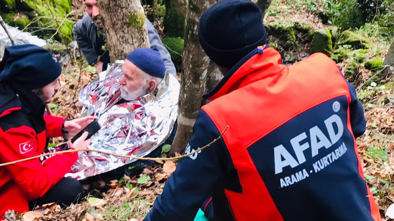 Karabük'te kayıp olarak aranan 81 yaşındaki yaşlı adam 24 saat sonra sağ olarak bulundu.