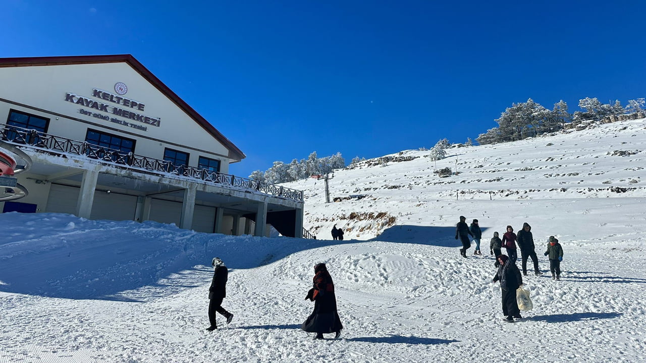 Karabük'te kar kalınlığının 40 santimetreyi bulduğu Keltepe Kayak Merkezi, yeni yılın ilk ziyaretçilerini ağırladı.