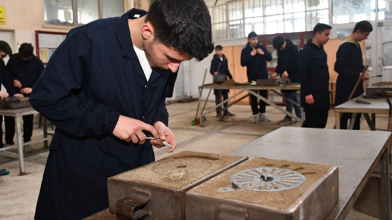 Karabük’te fabrika gibi çalışarak üretim kapasitelerini artıran mesleki ve teknik liseler geçen yıl 1 milyon 250 bin lira ciro elde etti.