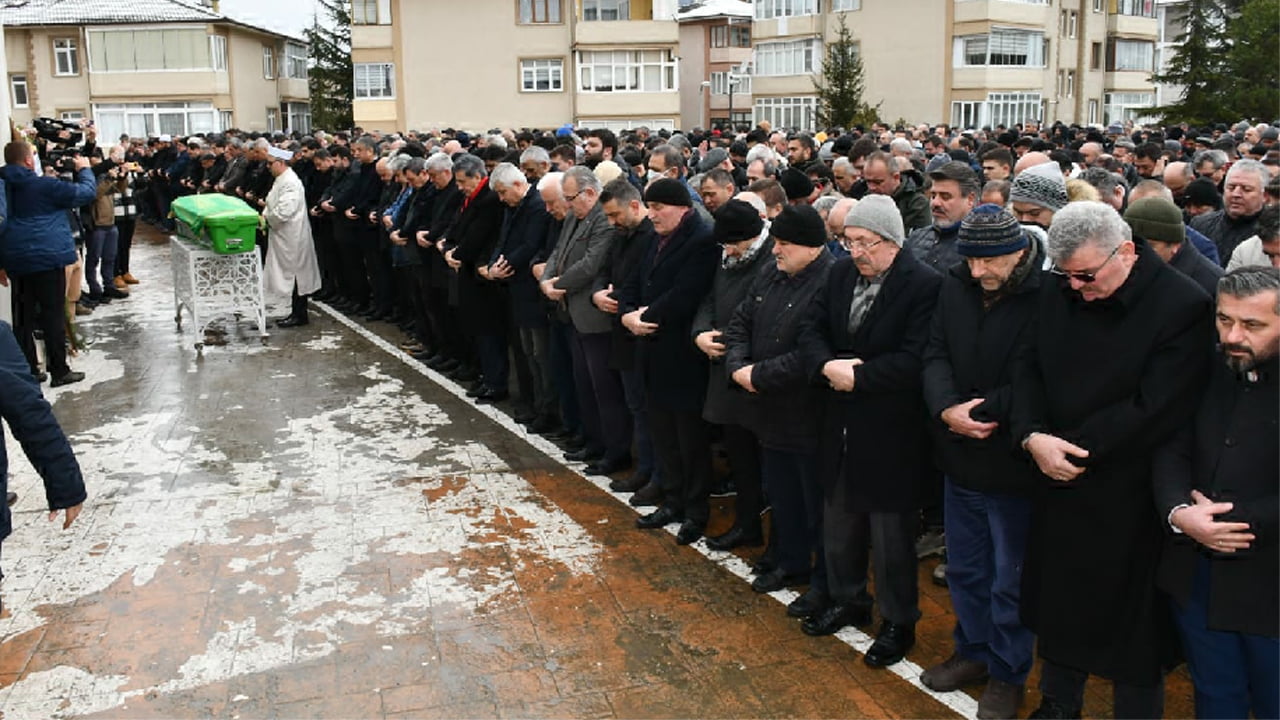 Uzun süredir verdiği mücadelenin ardından hastalığına yenik düşerek vefat eden Murat Namal, son yolculuğuna uğurlandı.