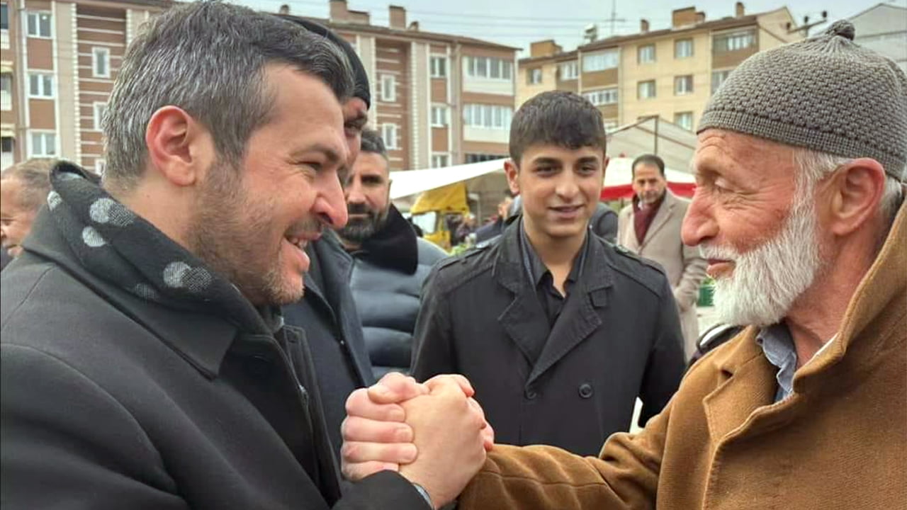 AK Parti Karabük Belediye Başkan Adayı Özkan Çetinkaya, adaylığının açıklanmasının ardından seçim çalışmalarına hız verdi. Çetinkaya, 5000 Evler Mahallesinde bir dizi ziyaretler gerçekleştirdi.