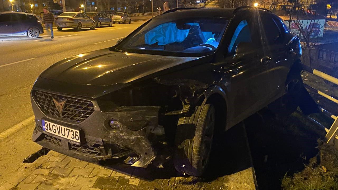 Karabük'te şerit değiştiren otomobil aynı yönde giden başka otomobile çarptı, kazada 1 kişi yaralandı.