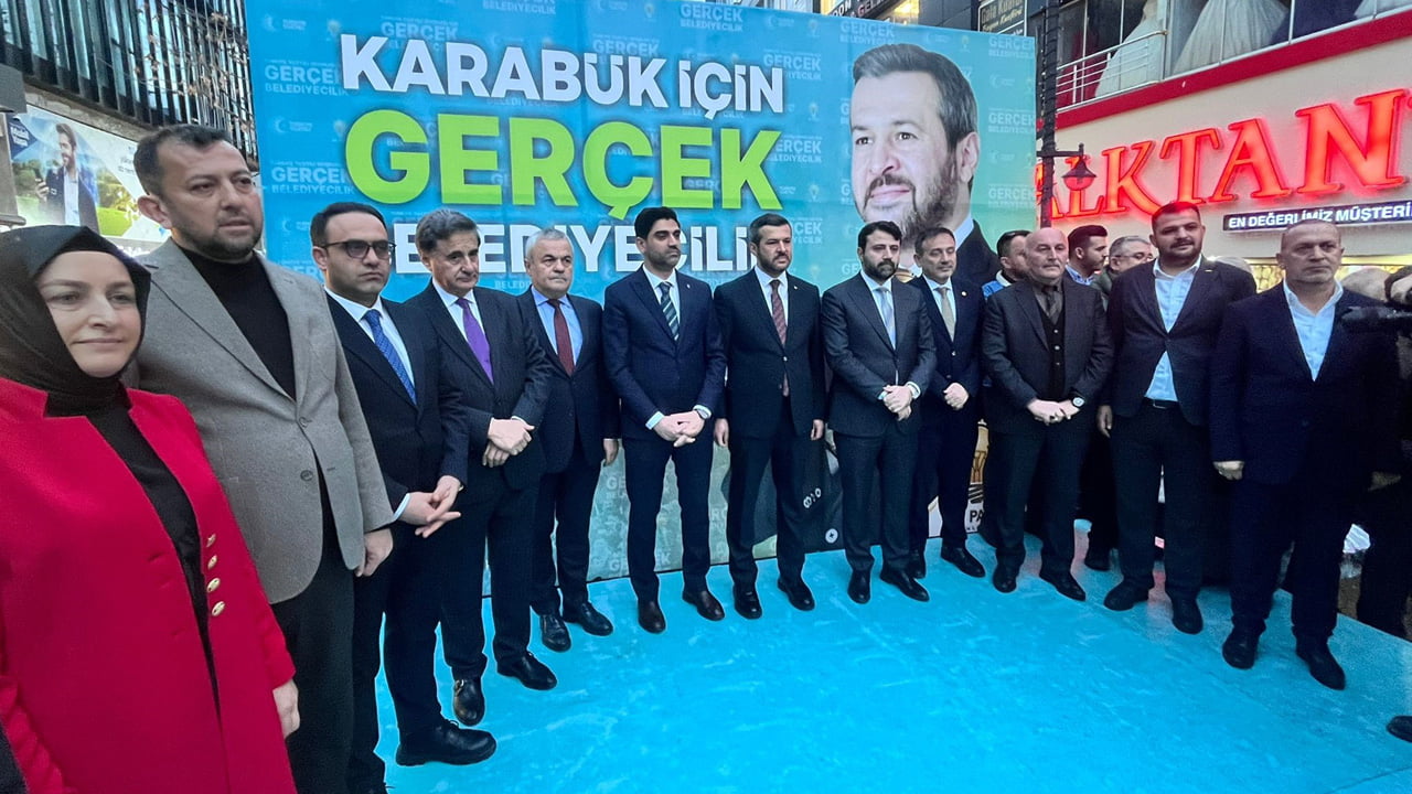 AK Parti’den Türkiye’nin en genç belediye başkan adayı olan 36 yaşındaki Özkan Çetinkaya, Karabük’te coşkuyla karşılandı.